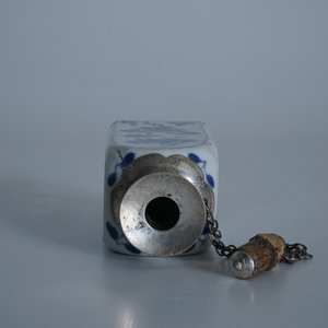 A square Chinese blue and white silver-mounted flask, Kangxi — photo 12