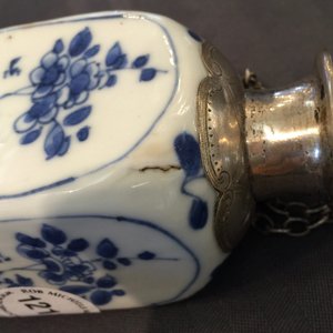 A square Chinese blue and white silver-mounted flask, Kangxi — photo 14