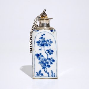 A square Chinese blue and white silver-mounted flask, Kangxi — photo 3