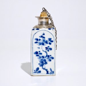 A square Chinese blue and white silver-mounted flask, Kangxi — photo 5