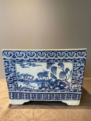 A square Chinese blue and white 'three rams' jardiniere, 19th C. — 照片 1