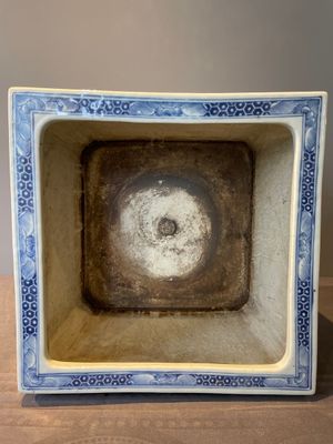 A square Chinese blue and white 'three rams' jardiniere, 19th C. — 照片 14