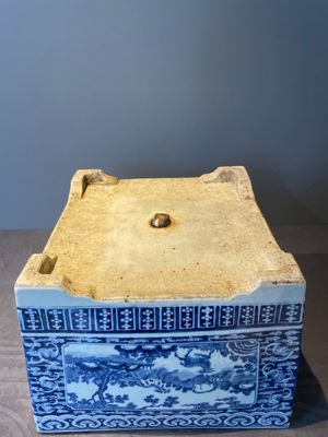 A square Chinese blue and white 'three rams' jardiniere, 19th C. — 照片 19