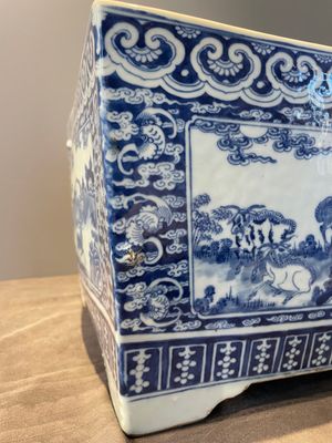 A square Chinese blue and white 'three rams' jardiniere, 19th C. — 照片 2
