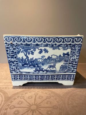 A square Chinese blue and white 'three rams' jardiniere, 19th C. — 照片 22