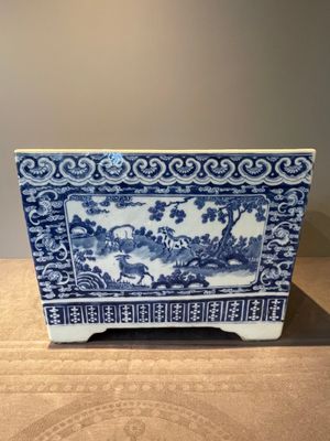 A square Chinese blue and white 'three rams' jardiniere, 19th C. — 照片 5