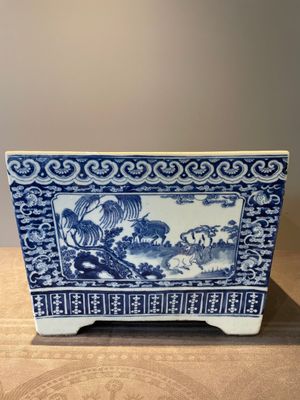 A square Chinese blue and white 'three rams' jardiniere, 19th C. — 照片 8
