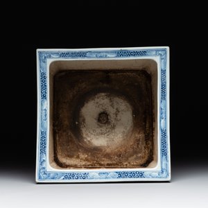 A square Chinese blue and white 'three rams' jardiniere, 19th C. — 照片 5