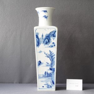 A square Chinese blue and white vase, Kangxi mark and of the period — photo 11