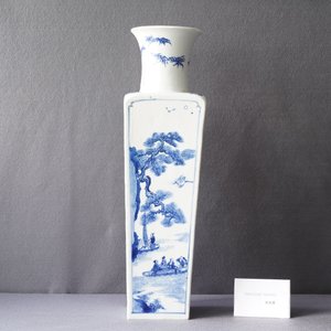 A square Chinese blue and white vase, Kangxi mark and of the period — photo 13