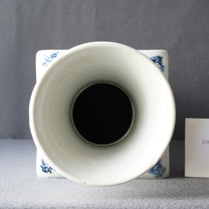 A square Chinese blue and white vase, Kangxi mark and of the period — photo 14