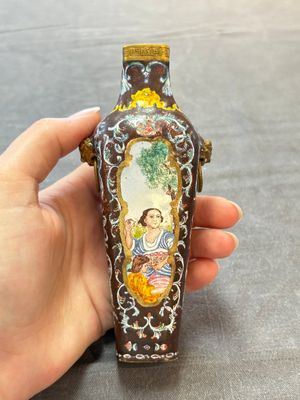 A square Chinese Canton enamel 'European subject' vase, Qianlong mark and probably of the period — 照片 1