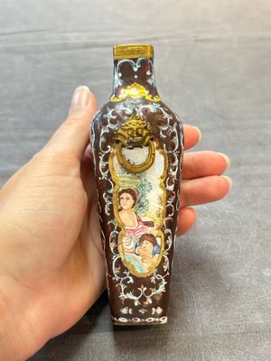 A square Chinese Canton enamel 'European subject' vase, Qianlong mark and probably of the period — 照片 2