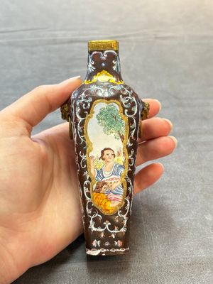 A square Chinese Canton enamel 'European subject' vase, Qianlong mark and probably of the period — 照片 3
