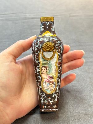 A square Chinese Canton enamel 'European subject' vase, Qianlong mark and probably of the period — 照片 4