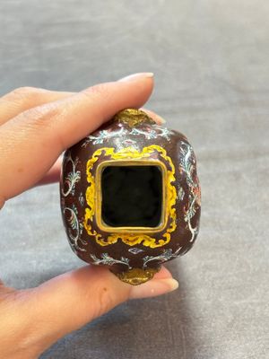 A square Chinese Canton enamel 'European subject' vase, Qianlong mark and probably of the period — 照片 5