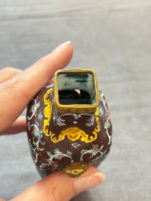 A square Chinese Canton enamel 'European subject' vase, Qianlong mark and probably of the period — 照片 6