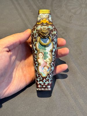 A square Chinese Canton enamel 'European subject' vase, Qianlong mark and probably of the period — photo 2