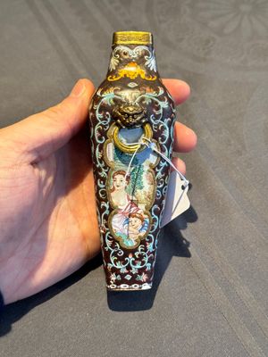 A square Chinese Canton enamel 'European subject' vase, Qianlong mark and probably of the period — photo 4