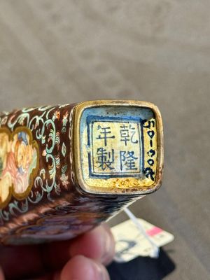 A square Chinese Canton enamel 'European subject' vase, Qianlong mark and probably of the period — photo 7