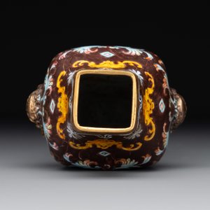 A square Chinese Canton enamel 'European subject' vase, Qianlong mark and probably of the period — photo 5