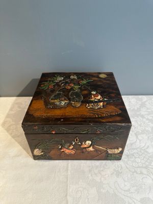 A square Chinese embellished and lacquered wooden box depicting a musician and two boys, Qing — foto 1