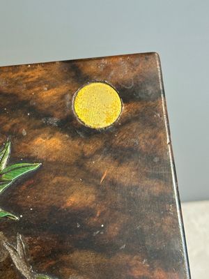 A square Chinese embellished and lacquered wooden box depicting a musician and two boys, Qing — foto 11