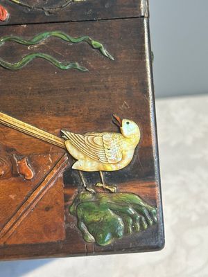 A square Chinese embellished and lacquered wooden box depicting a musician and two boys, Qing — foto 12