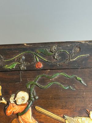 A square Chinese embellished and lacquered wooden box depicting a musician and two boys, Qing — foto 13