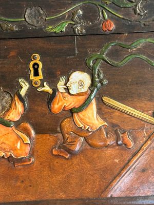 A square Chinese embellished and lacquered wooden box depicting a musician and two boys, Qing — foto 14