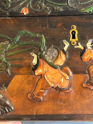 A square Chinese embellished and lacquered wooden box depicting a musician and two boys, Qing — foto 15