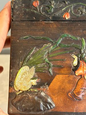 A square Chinese embellished and lacquered wooden box depicting a musician and two boys, Qing — foto 16