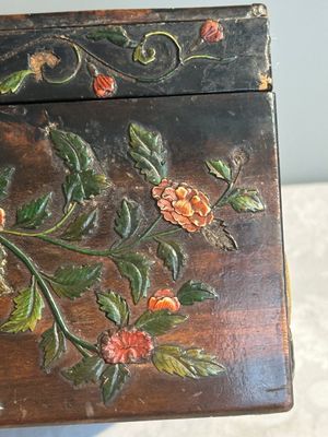 A square Chinese embellished and lacquered wooden box depicting a musician and two boys, Qing — foto 17