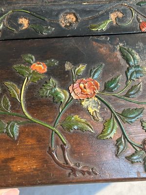 A square Chinese embellished and lacquered wooden box depicting a musician and two boys, Qing — foto 18