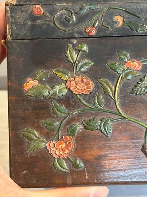 A square Chinese embellished and lacquered wooden box depicting a musician and two boys, Qing — foto 19