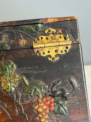 A square Chinese embellished and lacquered wooden box depicting a musician and two boys, Qing — foto 20