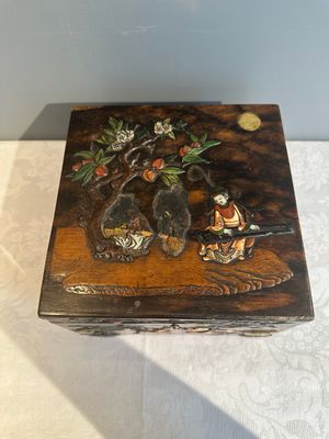 A square Chinese embellished and lacquered wooden box depicting a musician and two boys, Qing — foto 2