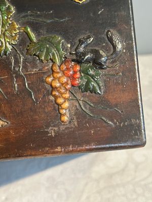 A square Chinese embellished and lacquered wooden box depicting a musician and two boys, Qing — foto 21
