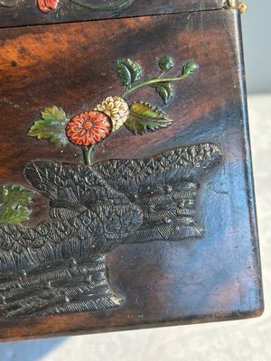 A square Chinese embellished and lacquered wooden box depicting a musician and two boys, Qing — foto 24