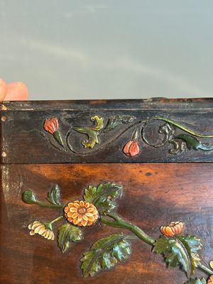 A square Chinese embellished and lacquered wooden box depicting a musician and two boys, Qing — foto 27