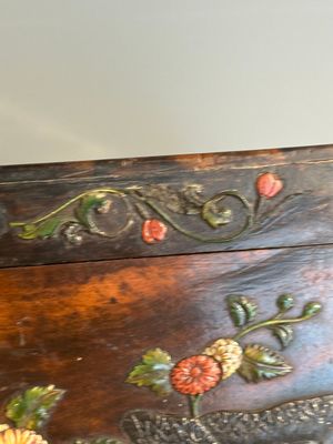 A square Chinese embellished and lacquered wooden box depicting a musician and two boys, Qing — foto 28