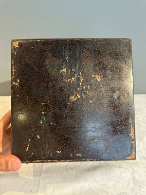 A square Chinese embellished and lacquered wooden box depicting a musician and two boys, Qing — foto 29