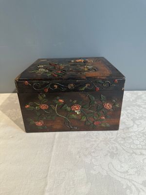 A square Chinese embellished and lacquered wooden box depicting a musician and two boys, Qing — foto 3
