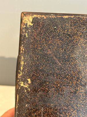 A square Chinese embellished and lacquered wooden box depicting a musician and two boys, Qing — foto 32