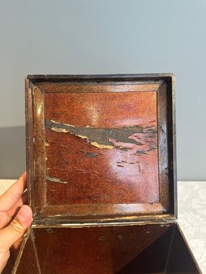 A square Chinese embellished and lacquered wooden box depicting a musician and two boys, Qing — foto 33