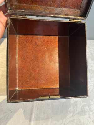 A square Chinese embellished and lacquered wooden box depicting a musician and two boys, Qing — foto 35