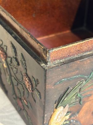 A square Chinese embellished and lacquered wooden box depicting a musician and two boys, Qing — foto 37
