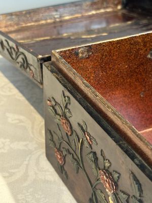 A square Chinese embellished and lacquered wooden box depicting a musician and two boys, Qing — foto 38