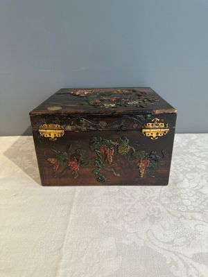 A square Chinese embellished and lacquered wooden box depicting a musician and two boys, Qing — foto 4