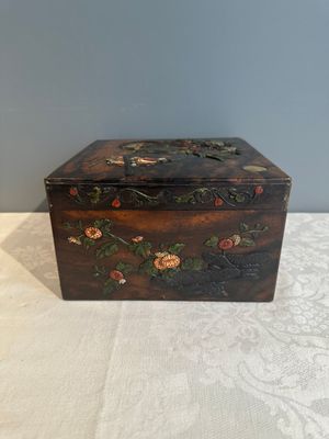 A square Chinese embellished and lacquered wooden box depicting a musician and two boys, Qing — foto 5